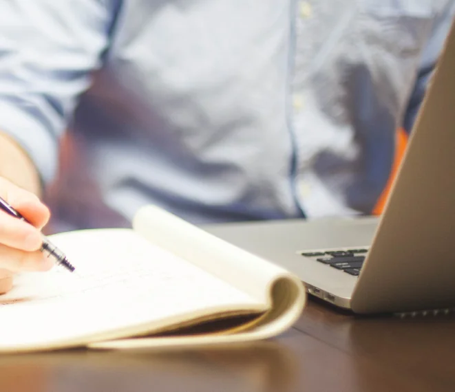 Profissional planejando soluções e serviços para uma empresa